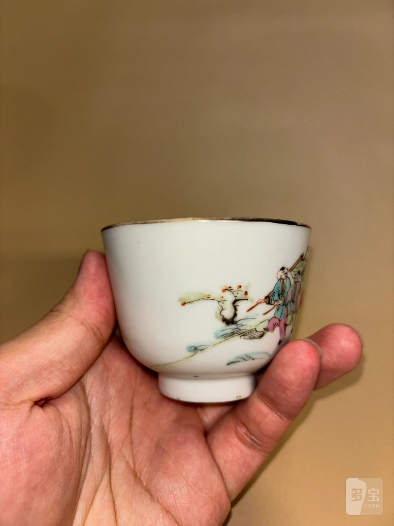 清 粉彩人物纹杯、青花花卉纹盘一组两件 - 图4